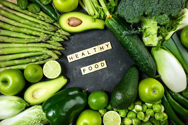 Étonnantes découvertes: les jus de fruits naturels et leurs étiquettes éclectiques