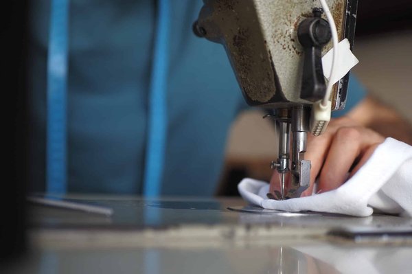 L'aiguille de la machine à coudre se casse souvent : quel est le problème ?
