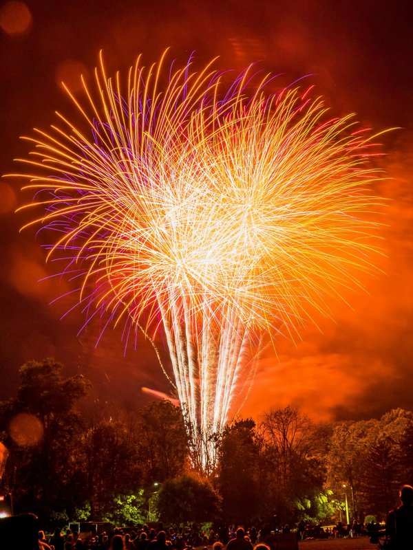 Émerveillez-vous devant un spectacle pyrotechnique audacieux